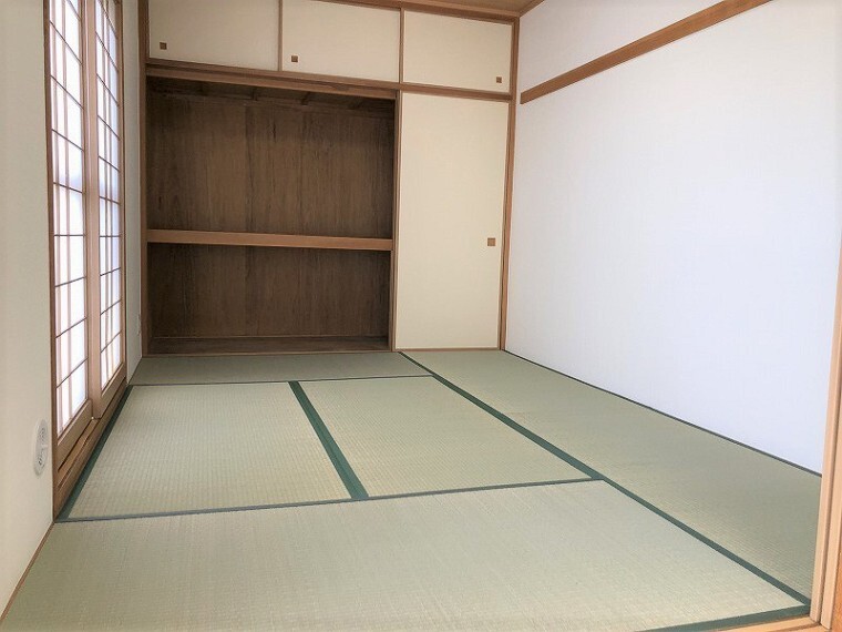 和室 南側に面した陽ざしがよく入る和室です。リビングと続き間で、接客の部屋としても重宝します