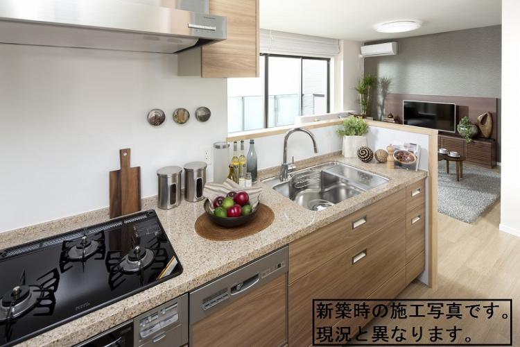 キッチン キッチンには食器洗浄乾燥機付き (新築時施工例写真の為、現況とは異なります)