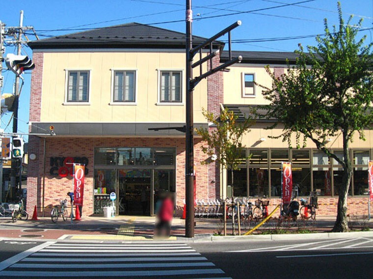 スーパー コープ下鴨 2012年に建て替えられた綺麗な店舗です。
