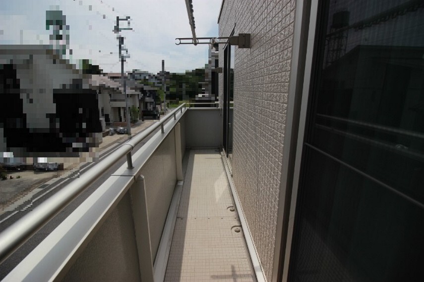 バルコニー 洗濯物をカラッと乾かせる南面バルコニーは2部屋に面したワイドなバルコニーです。