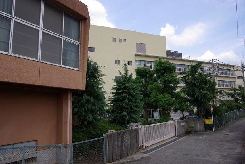 中学校 【中学校】宝塚市立南ひばりガ丘中学校まで1986m