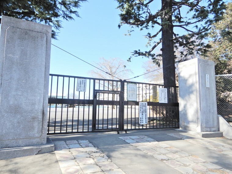 小学校 東大和市第一小学校【教育目標】よく考えるこども、思いやりのあるこども、たくましいこども。いじめ防止、体罰絶滅、道徳教育などにも力を入れている。スクールカウンセラーも常駐している。