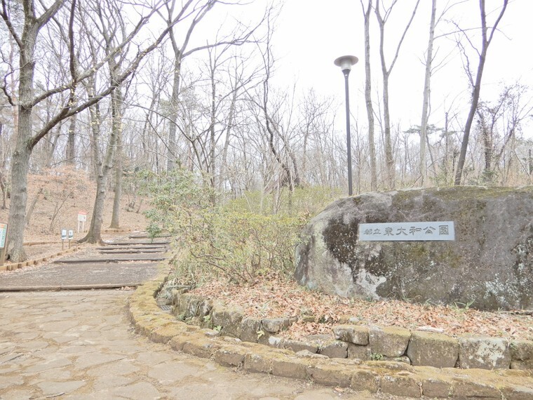 公園 都立東大和公園、四季折々の草花が楽しめる大自然豊かな広大な公園。子供の遊び場だけでなくウォーキングコースも。とにかく広くて緑がいっぱい、森林浴をしたいときにもご家族皆様で楽しんでください。