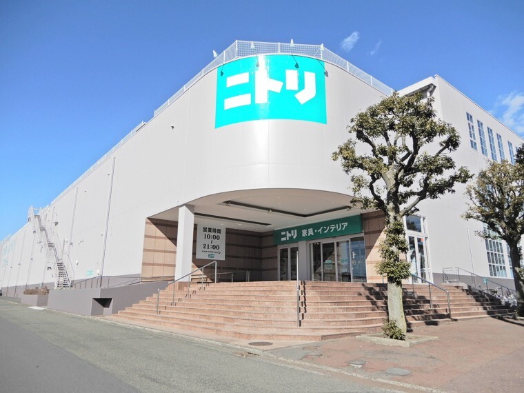 ホームセンター ニトリ、営業時間10時~21時まで。駐車場210台無料。お、ねだん以上ニトリでお馴染み、比較的お安く購入できるインテリア雑貨店。カーテンや家電など新生活で必要なものがほぼ全て揃う。