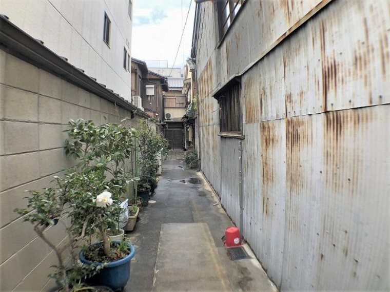 門扉から玄関までの通路