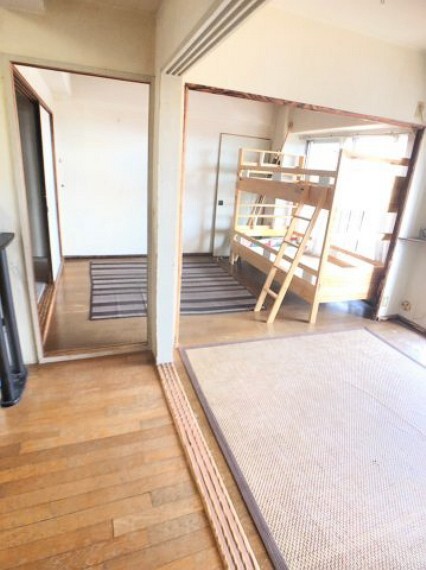 洋室 高層階南側洋室なので陽当り通風良好です。