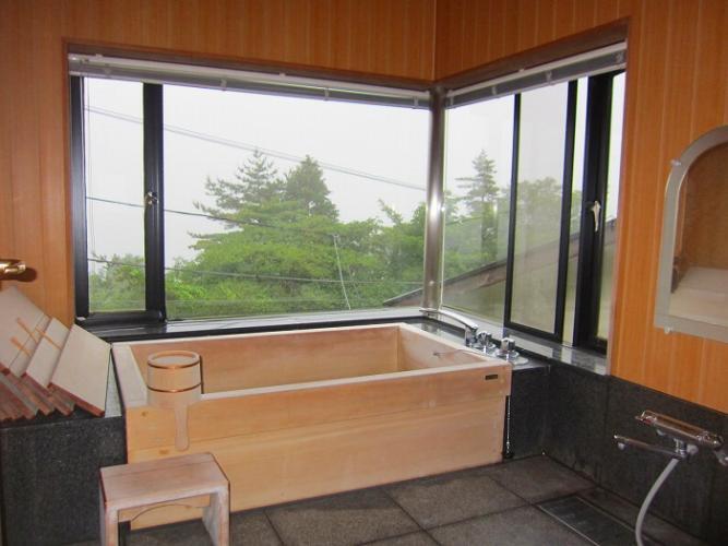 浴室 古代檜を使用した浴槽のある浴室。眺望も楽しめます