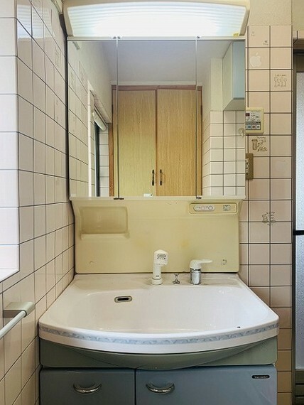 洗面化粧台 洗面・洗顔や手洗いはもちろん、シャンプーもできる多機能洗面台。収納力のある三面鏡とキャビネットを採用することで洗面台周りもスッキリした空間に。
