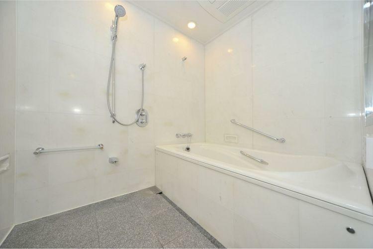 浴室 真っ白で清潔感のある浴室。日々の疲れを癒してくれます。