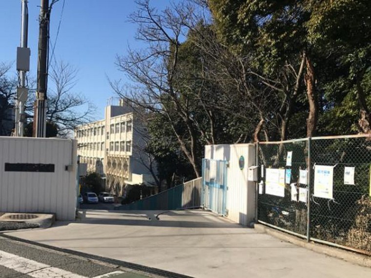 小学校 \長坂小学校/隣には中学校があり門の施錠や各学校の先生が登下校の際の見守りなどがあり安心!学習面では、教科によっては専門の先生が授業をするなどサポート体制もできています。