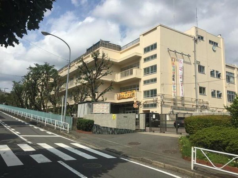 中学校 横浜市立六ツ川中学校 教育目標:生徒・職員・地域がともに、学び、創り、生きる教育をすすめます。