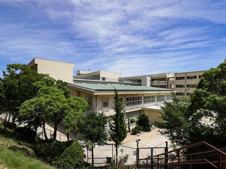 中学校 \舞子中学校/住宅街の中にあり、奥の池保育園・奥の池幼稚園が隣接しています!神戸市では珍しい2学期制の学校です!テスト前には補習教室や質問教室があり学習環境も整っています!