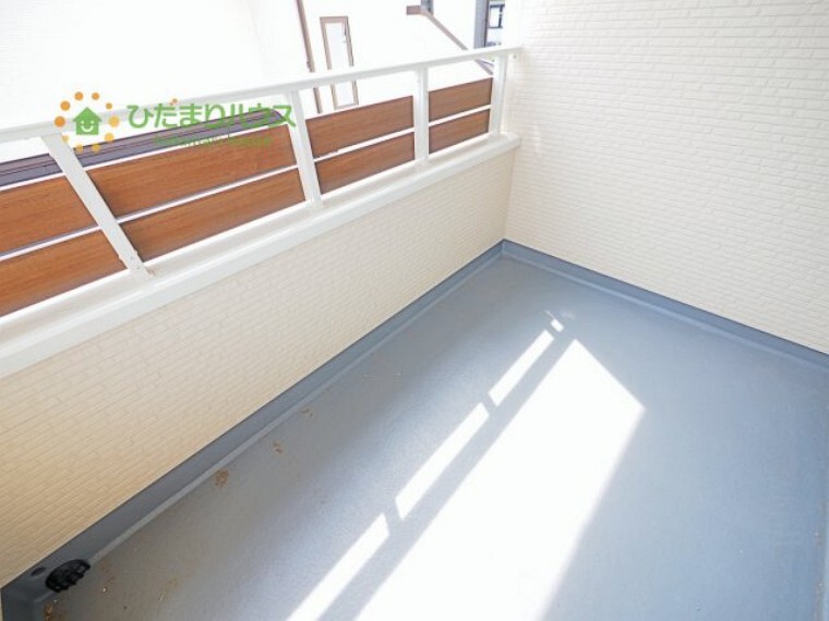 バルコニー 広々としたバルコニー。お洗濯物もぜーんぶ干せちゃいます!!