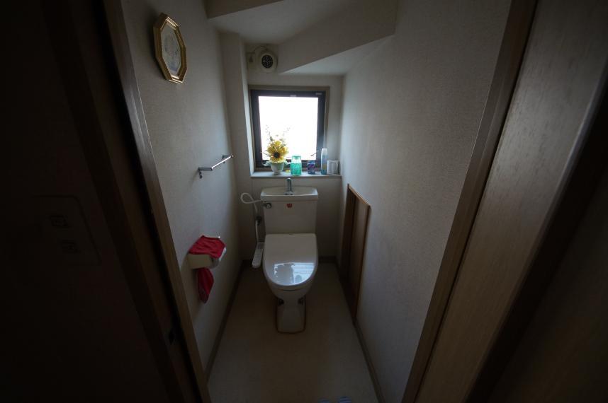 トイレ 1階トイレ。大きな窓有り。2階にもトイレが有ります、便利です。