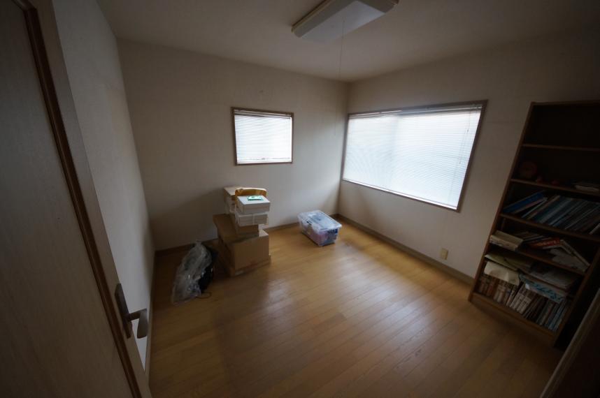 洋室 2階洋室2。日当たり良好。ご家族のお部屋に最適です。