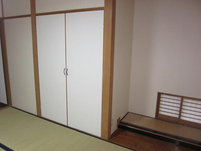 和室 床の間と押し入れがあります