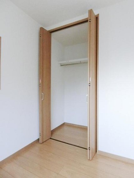 収納 クローゼットには洋服や、溢れがちな本も充分収納できます。