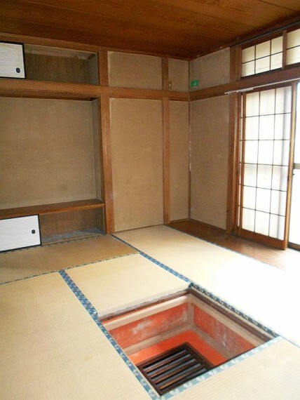 1階和室 掘りごたつがついています。南向きで日当たり良好です