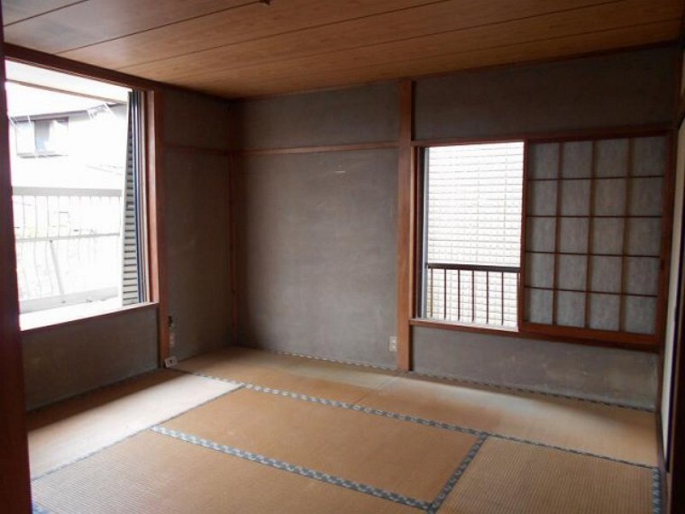 2階の8帖の和室です。南向きで大きなバルコニーに面しています