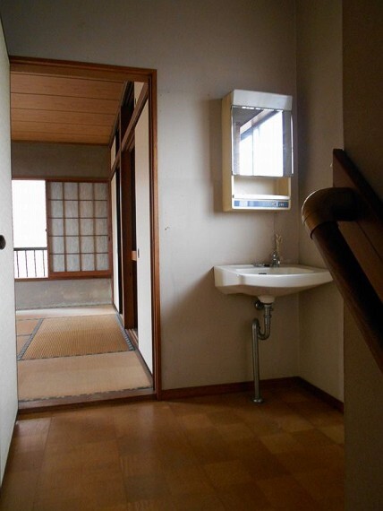 2階の階段を登った所です。手洗い場がついていて便利です
