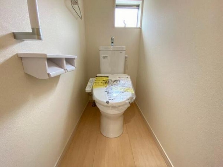 トイレ 便器にふちがなく、汚れが隠れて見えない部分が極端に少なくなっており、お手入れも楽々!スピーディでパワフルな洗浄力を実現しています!