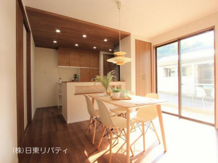 ダイニング カップボード付のキッチンには食洗機や浄水器を完備。