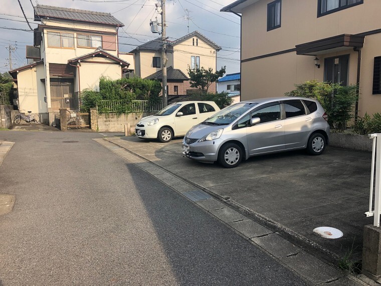 外観・現況 駐車並列4台可!(車種による)来客時はもちろん、将来お子様が免許取得後も便利です。