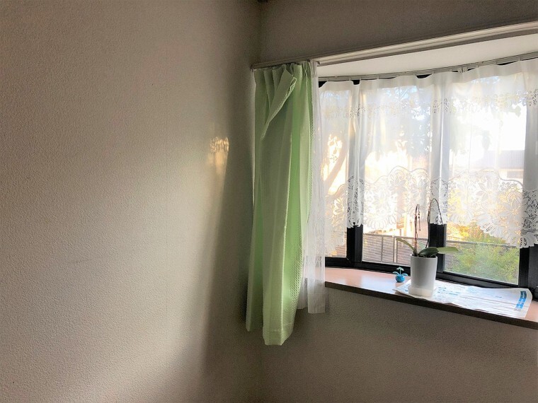 専用部・室内写真 南側に大きな窓があるので、昼間は電気をつけずに過ごせる明るい空間です。 出窓には観賞用のお花などを飾っていただけます。