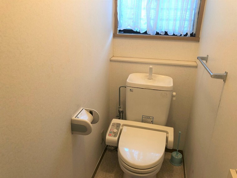 トイレ トイレは1階と2階に設置。朝のバタバタする時間やお客様の多いご家庭も安心。窓が清潔感を演出します。