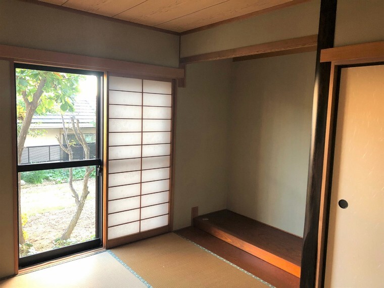 和室 和室からは広々として明るいお庭が見渡せます!くつろぎながらお庭を眺めてみてはいかがでしょうか。
