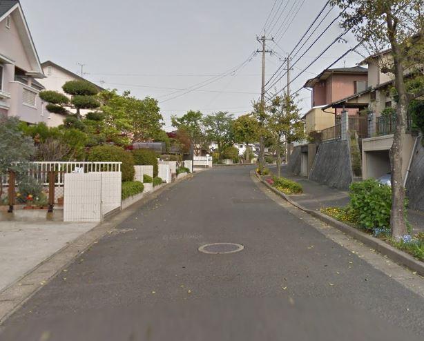 前面道路幅しっかり取れています。見通しが良く、車の出し入れがしやすいですよ。