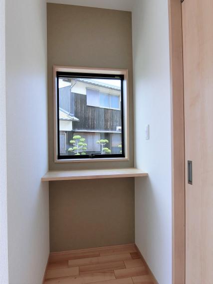 玄関 暗くなりがちな玄関も大きな窓で明るくなります