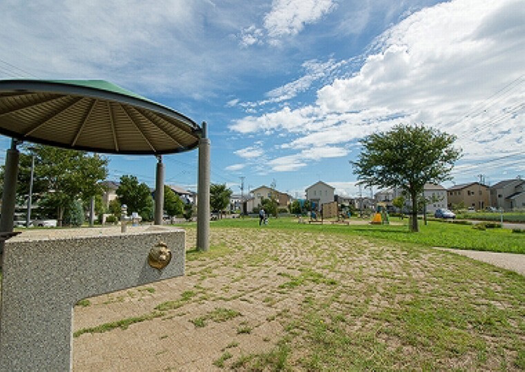 公園 みらいの森公園(約10m、徒歩1分/2018年9月撮影)…「緑豊かな公園」をコンセプトに、もともとあった樹木や自然の地形を活かして、芝生が広がる多目的広場などを配置しています。