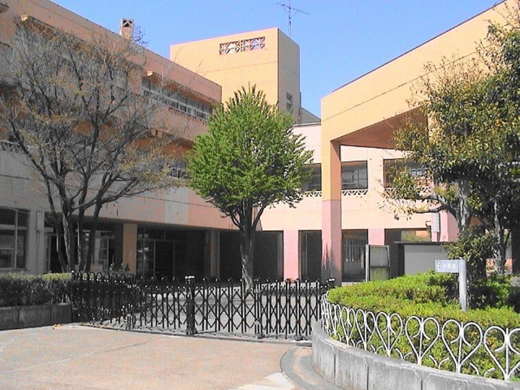 小学校 横浜市立荏田南小学校(徒歩6分です。小さなお子さまでも無理なく通える距離です。安心して送りだせますね。)