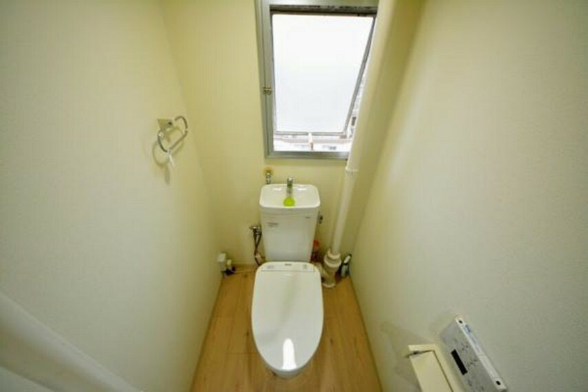 トイレ 【トイレ】大きな窓付、明るいウォシュレット付きトイレ