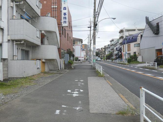 外観写真 前面道路含む外観 歩道も広く、ガードレールもあるので安心です。