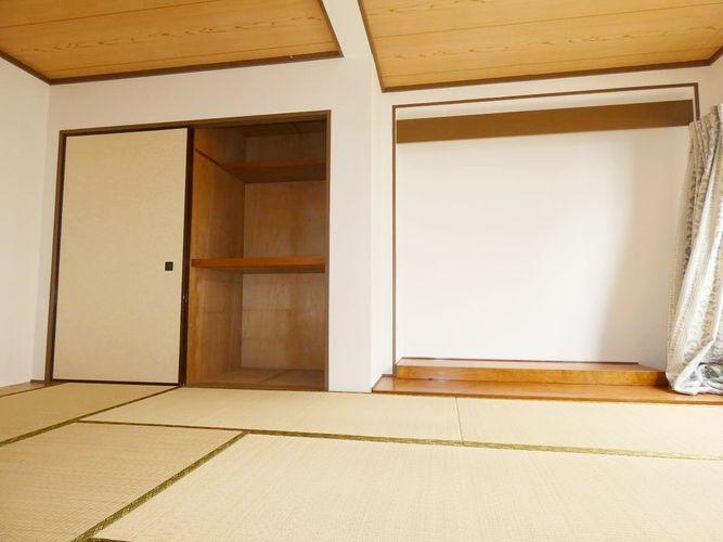 収納 収納 昔ながらの押入は中段で仕切られていて、布団類もすっきりと収まります。