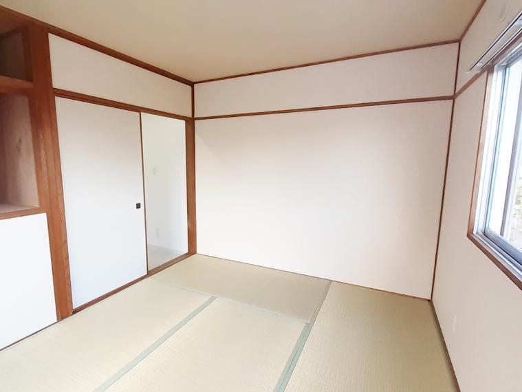 和室 2階の6帖の和室はバルコニーに面しているので日当たり良好です