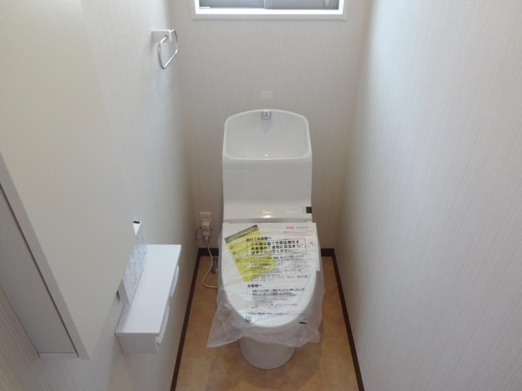 トイレ 【施工例】トイレは1階・2階共ウォシュレット機能付きです。タオルリング、Wペーパー、便利なサニタリー収納もついております。