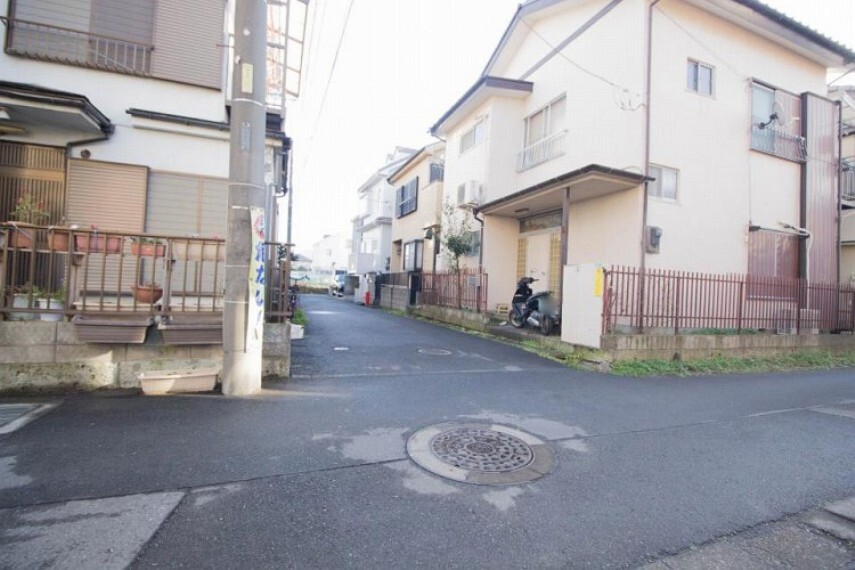 現況写真 ゆったりとしたカタチ。シャープなカタチ。曲がり重なるカタチ。主張しすぎず、本来のシンプルな外観を見せてくれている。