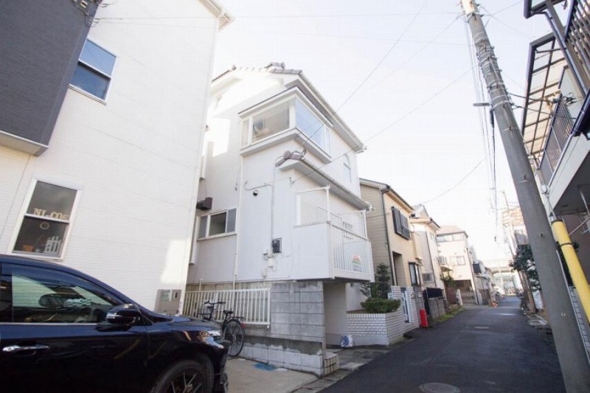 現況写真 朝夕の微妙な自然風景が美しい、バルコニー。屋外で自然が鑑賞できるスペースです。その美しさが、子どもたちの感受性を育てます。バルコニーは、家族の心育の場でもあるのですね。家族が成長する、エリアでもあるのです。