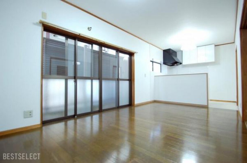 居間・リビング 1階LDKは約11.2帖の広さ