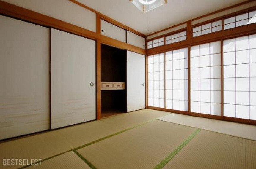 和室 窓辺からの陽射しが暖かな空間を演出します:和室6.0帖