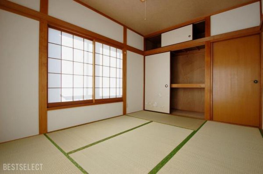 寝室 南バルコニーの為,寒い日でも陽射しが感じられる暖かな住まいです:和室6.0帖