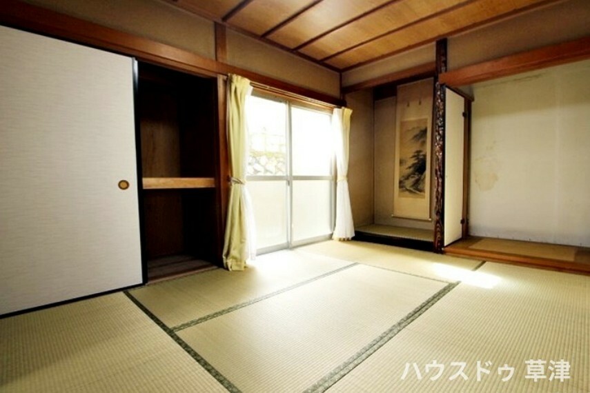 和室 約6帖の和室が2部屋間続きに広がっています。 広々12帖の空間でお過ごし頂けます。