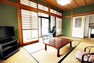和室 約7.7帖の和室には、縁側から日本庭園を望むことができます。 ゆっくりとした時間が流れます。