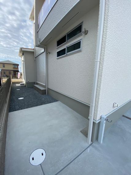 屋外には便利に使える水栓付き。