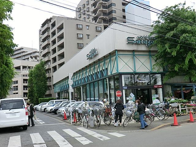 スーパー <サカガミ清瀬店>清瀬店の工房内で加工した作りたてのローストビーフや、サカガミオリジナルの緑茶など、ユニークな品揃えが魅力です。駐車場も完備しています。/営業時間9:00~21:00