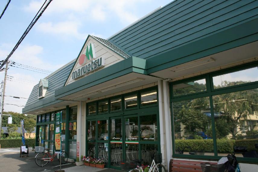 スーパー <マルエツ清瀬中里店>98台分の無料駐車場を備えているので車でお出かけし、まとめ買いも可能です。/営業時間10:00~21:00