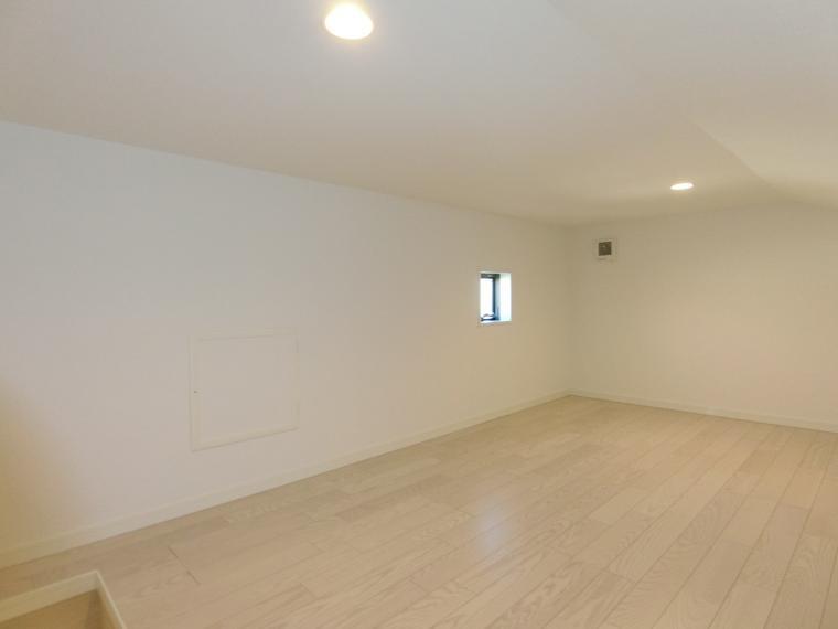 収納 小屋裏収納(内)